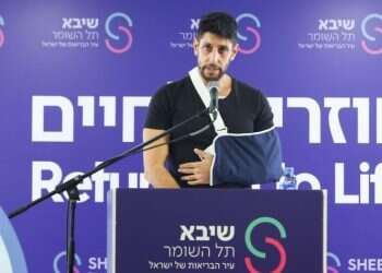 עידן עמדי במסיבת עיתונאים, לאחר שנפצע בלחימה ברצועת עזה.