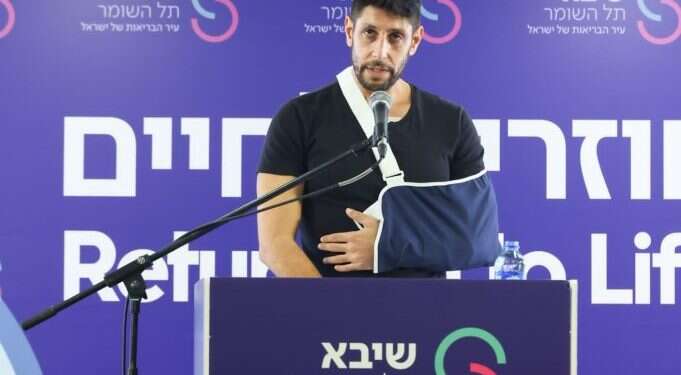 עידן עמדי במסיבת עיתונאים, לאחר שנפצע בלחימה ברצועת עזה. צילום: ערן לם עידן עמדי במסיבת עיתונאים, לאחר שנפצע בלחימה ברצועת עזה.