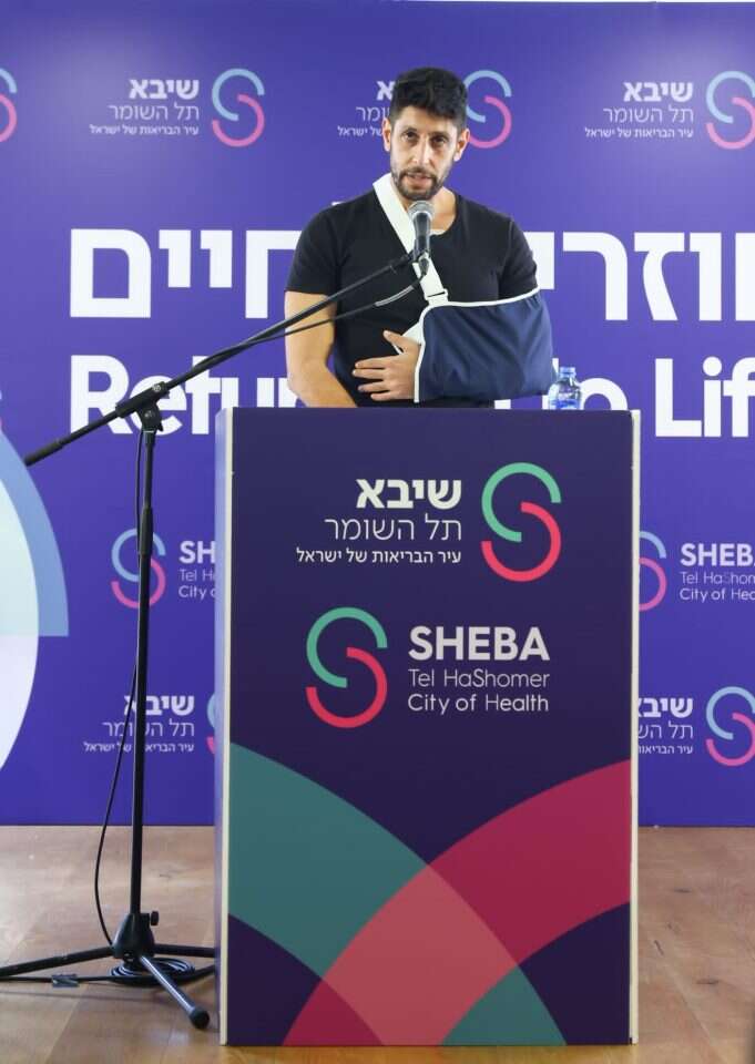 עידן עמדי במסיבת עיתונאים, לאחר שנפצע בלחימה ברצועת עזה.