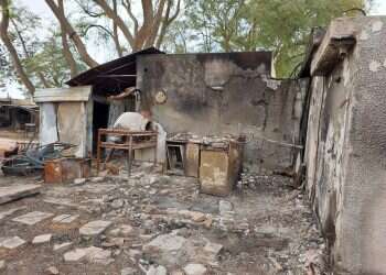 מגיע מדי שבוע כדי לצלם את מה שנותר מהקיבוץ בו גדל. בית שרוף בניר־עוז. צילום: בעז זלמנוביץ