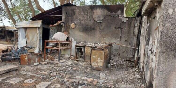 בית שרוף בניר־עוז. צילום: בעז זלמנוביץ מגיע מדי שבוע כדי לצלם את מה שנותר מהקיבוץ בו גדל. בית שרוף בניר־עוז. צילום: בעז זלמנוביץ