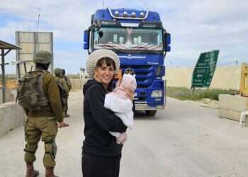 רעות והתינוקת, בעודה מוחה נגד מעבר המשאיות לתוך הרצועה