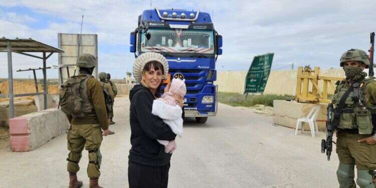 רעות והתינוקת, בעודה מוחה נגד מעבר המשאיות לתוך הרצועה