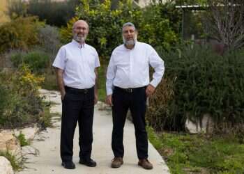 הרב מיכאל אדרעי, רב היישוב כפר־מימון, והרב ארי סט, רב קיבוץ סעד. צילום: לירון מולדובן