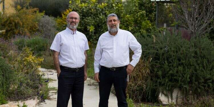 הרב מיכאל אדרעי, רב היישוב כפר־מימון, והרב ארי סט, רב קיבוץ סעד. צילום: לירון מולדובן