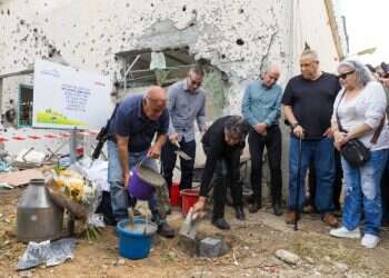 הנחת אבן פינה לרפת החדשה בקיבוץ כיסופים, השבוע. עומדת במרכז: דורית הייניק. צילום: לירון מולדובן