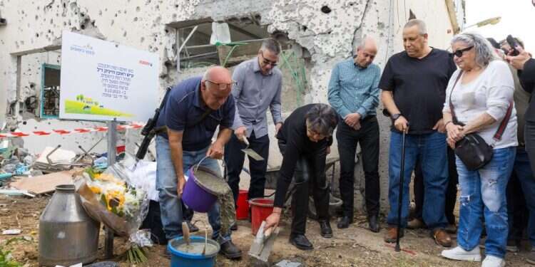 הנחת אבן פינה לרפת החדשה בקיבוץ כיסופים, השבוע. עומדת במרכז: דורית הייניק. צילום: לירון מולדובן