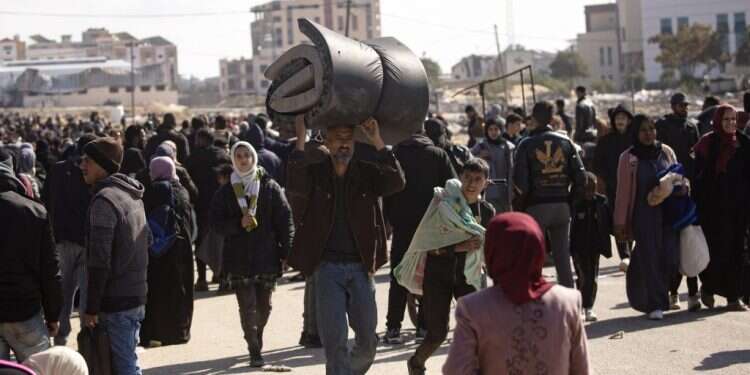 פליטים שעברו מחאן יונס לרפיח. צילום: EPA אונר"א חייבת להיסגר – לטובת הפלסטינים