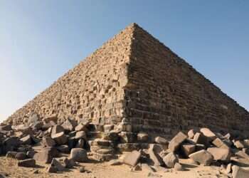 פירמידת מנכאורע בגיזה. הלבנות העתיקות נראות כאן פזורות סביבה. צילום: EPA פירמידת מנכאורע בגיזה. הלבנות העתיקות נראות כאן פזורות סביבה