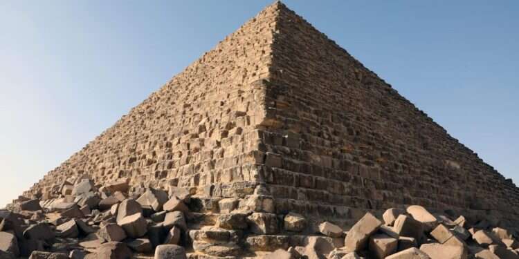 פירמידת מנכאורע בגיזה. הלבנות העתיקות נראות כאן פזורות סביבה