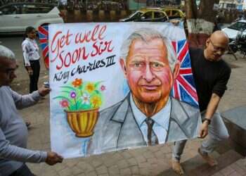 קריקטורה שמאחלת בריאות למלך צ'ארלס מוצגת במומבאי, הודו, אחרי ההכרזה שאובחן בסרטן