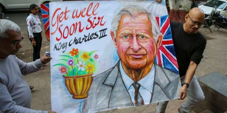 קריקטורה שמאחלת בריאות למלך צ'ארלס מוצגת במומבאי, הודו, אחרי ההכרזה שאובחן בסרטן