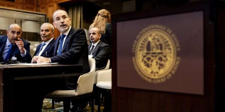 שר החוץ הירדני בהאג: ישראל מגבילה תפילת מוסלמים באל-אקצא