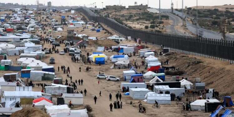 אוהלי עקורים פלסטינים ליד גבול מצרים. צילום: רויטרס אוהלי עקורים פלסטינים ליד גבול מצרים. צילום: רויטרס