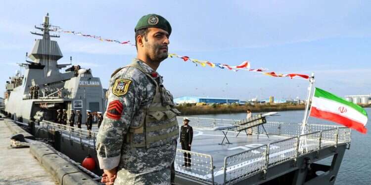 השקת ספינת מלחמה איראנית. צילום: איי,אף,פי "מרחב מלחמה נוסף". השקת ספינת מלחמה איראנית. צילום: איי,אף,פי