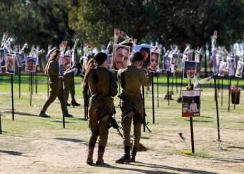 אבל שדורש חסינות עדר. מיצג ההנצחה בחניון רעים. צילום: איי.אף.פי