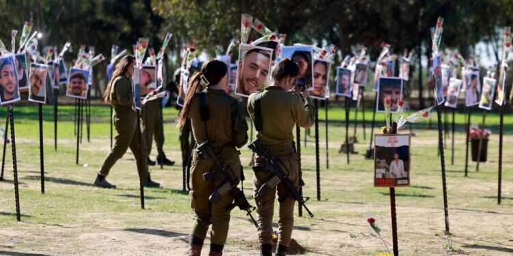 אבל שדורש חסינות עדר. מיצג ההנצחה בחניון רעים. צילום: איי.אף.פי אבל שדורש חסינות עדר. מיצג ההנצחה בחניון רעים. צילום: איי.אף.פי