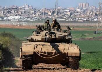 "אי אפשר לחיות עם השכנים האלה. אין בלתי מעורבים". טנק סמוך לרצועה. צילום: איי.אף.פי