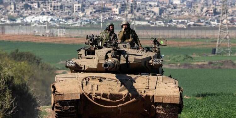 "אי אפשר לחיות עם השכנים האלה. אין בלתי מעורבים". טנק סמוך לרצועה. צילום: איי.אף.פי