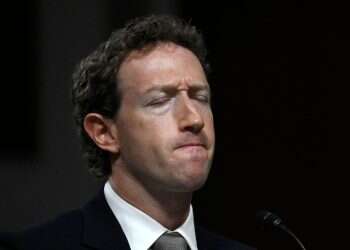 מארק צוקרברג מעיד בפני ועדה בסנאט