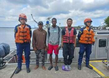 הניצולים מפנמה. צילום: Colombian National Navy / AFP  נסחפו בים ושרדו על אגוזי קוקוס – במשך 11 יום