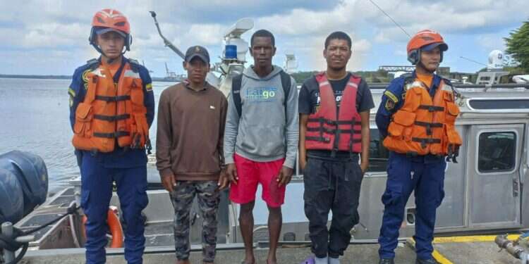 הניצולים מפנמה. צילום: Colombian National Navy / AFP  נסחפו בים ושרדו על אגוזי קוקוס – במשך 11 יום