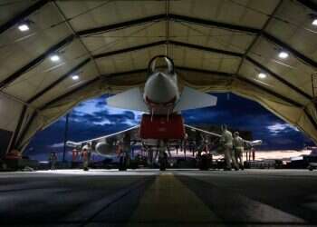 מטוס טייפון בריטי לפני התקיפה בתימן אמש. צילום: AFP מטוס טייפון בריטי לפני התקיפה בתימן אמש