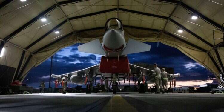 מטוס טייפון בריטי לפני התקיפה בתימן אמש