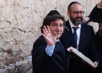 נשיא ארגנטינה חאבייר מיליי בכותל, כשמאחוריו שגריר ארגנטינה בישראל הנכנס הרב שמעון אקסל ואחניש, השבוע. צילום: איי.אף.פי