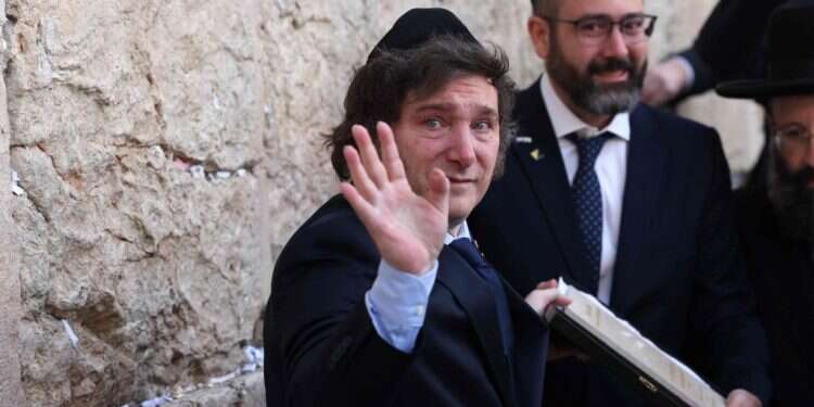 נשיא ארגנטינה חאבייר מיליי בכותל, כשמאחוריו שגריר ארגנטינה בישראל הנכנס הרב שמעון אקסל ואחניש, השבוע. צילום: איי.אף.פי נשיא ארגנטינה חאבייר מיליי בכותל, כשמאחוריו שגריר ארגנטינה בישראל הנכנס הרב שמעון אקסל ואחניש, השבוע. צילום: איי.אף.פי