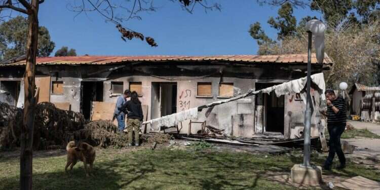 בית בקיבוץ נירים לאחר טבח 7 באוקטובר. צילום: AFP סינואר? מתברר שזה בכלל סמוטריץ' שמחזיק את החטופים