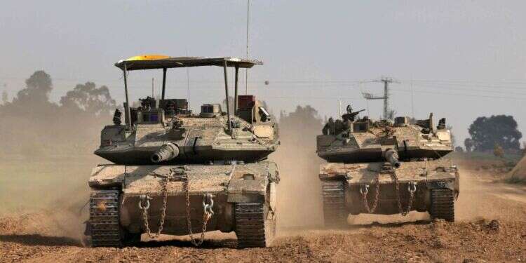 כוחות שריון ישראליים. צילום: AFP סינואר? מתברר שזה בכלל סמוטריץ' שמחזיק את החטופים