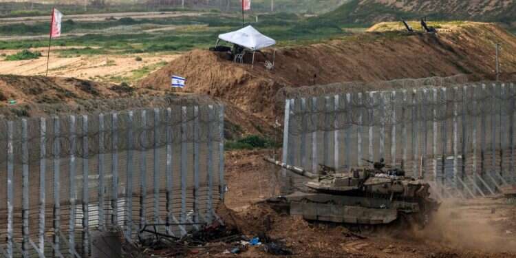 טנק ישראלי בסמוך לגדר הגבול עם עזה. צילום: AFP סינואר? מתברר שזה בכלל סמוטריץ' שמחזיק את החטופים