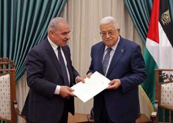 ראש הממשלה הפלסטיני מוחמד אשתייה (משמאל) מגיש את התפטרותו לראש הרשות אבו מאזן