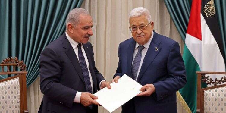 ראש הממשלה הפלסטיני מוחמד אשתייה (משמאל) מגיש את התפטרותו לראש הרשות אבו מאזן