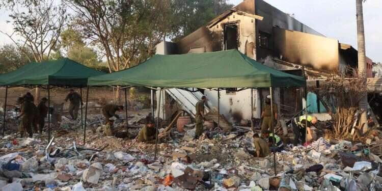 הריסות בקיבוץ בארי. צילום: AFP ב-7 באוקטובר ראינו שהברברים הם אמיתיים, נמצאים לידינו ומוכנים לתקוף