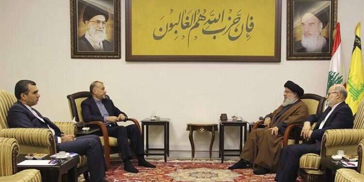 פגישה בין מנהיג חיזבאללה חסן נסראללה לשר החוץ האיראני חוסיין אמיר-עבדולאהיאן. צילום: משרד החוץ האיראני, AP איראן לחיזבאללה: אנחנו מנצחים, מלחמה עם ישראל בלבנון תסכן את זה