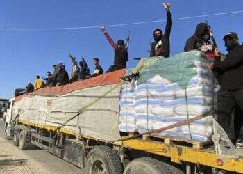 מחבלי חמאס משתלטים על משאית סיוע הומניטרי שנכנסה לרצועת עזה דרך מעבר רפיח