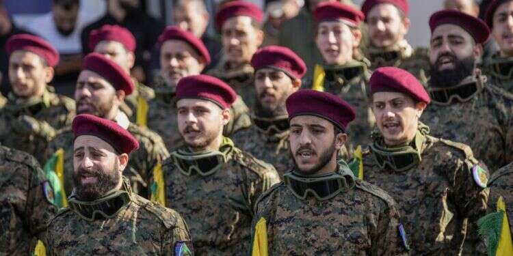 לוחמי חיזבאללה. צילום: איי.פי מאומנים ומצוידים יותר מחמאס. לוחמי חיזבאללה. צילום: איי.פי