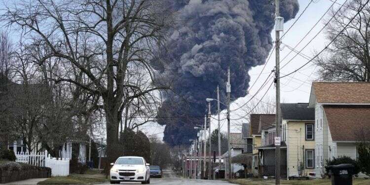 מזרח פלסטין, אחרי אסון הרכבת. צילום: Gene J. Puskar ארה"ב: מיליונים עלולים לחלות בסרטן בגלל "רכבות פצצה" רעילות