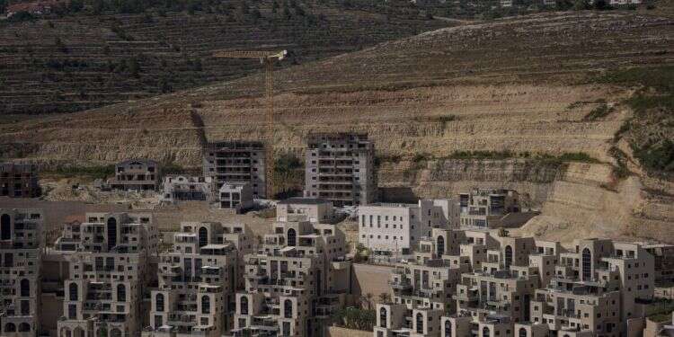 בנייה בגבעת זאב. צילום: אוהד זוויגנברג, AP דו"ח חדש: עד 2030 יהיו מעל 600 אלף מתיישבים ביהודה ושומרון