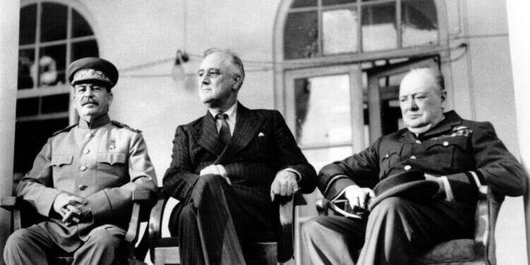 צ'רצ'יל, רוזוולט וסטלין בוועידת טהרן, 1943. צילום: איי. פי צ'רצ'יל, רוזוולט וסטלין בוועידת טהרן, 1943. צילום: איי. פי