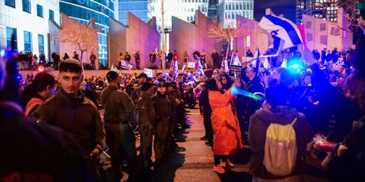 הפגנה נגד נתניהו. צילום: Avshalom Sasson Flash90 "אגרוף לכיוון הראש": הוארך מעצרו של פעיל המחאה שהכה מפגינת ימין