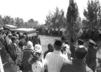 אלפים חלקו להם כבוד. הבאת ארונותיהם של "שני אליהו" לקבורה בהר הרצל, 1975. צילום: משה מילנר, לע"מ