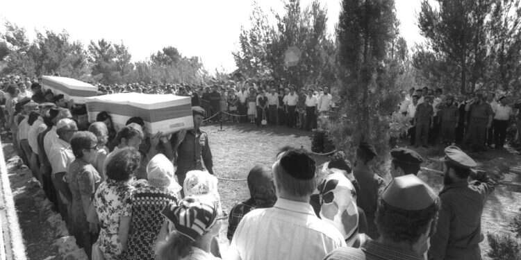 אלפים חלקו להם כבוד. הבאת ארונותיהם של "שני אליהו" לקבורה בהר הרצל, 1975. צילום: משה מילנר, לע"מ