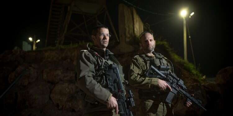 סא"ל ידידיה צוקרמן וסא"ל יהודה צוקרמן. צילום: אריק מרמור