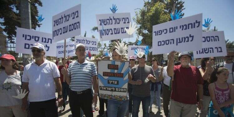 הפגנת פעילי שמאל למען הסכם שלום. צילום: יונתן זינדל, פלאש 90 זכותנו להאמין במה שנרצה – אך לא להתחבא מאחורי טיעונים "ביטחוניים"