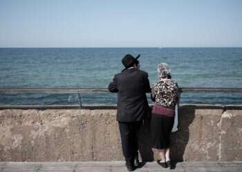 זוג חרדי צופה לעבר הים
