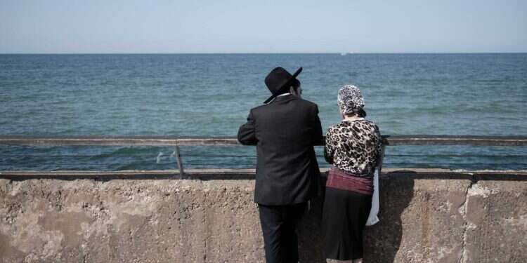 זוג חרדי צופה לעבר הים