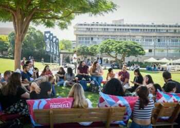 סטודנטים באוניברסיטת תל אביב. צילום: פלאש 90 אוניברסיטת תל אביב: מילואימניקים יתקבלו ללא פסיכומטרי